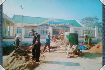 Hình ảnh phụ huynh phối hợp với nhà trường làm sân