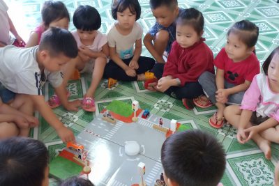 Hình ảnh trẻ trãi nghiệm các chủ đề