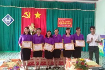 Trao giấy khen chiến sỹ thi đua, lao động tiên tiến năm học 2017-2018