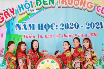 Cô và trò nhà trường chào đón năm học mới