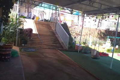 chuẩn bị cho công tác đón chào năm mới 2022.CBGVNV Trường tổ chức lao động dọn vệ sinh