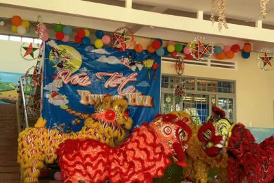 Trường và hội phụ huynh tổ chức trung thu cho các cháu tại trường