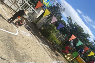 Giáo viên nhà trường chuẩn bị đồ dùng cho học sinh hoạt động trải nghiệm